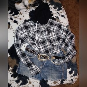 COWGIRL TUFF CO.  WOMENS CUT OFF SHORTS. SIZE 28. SEE MEASUREMENTS BELOW.